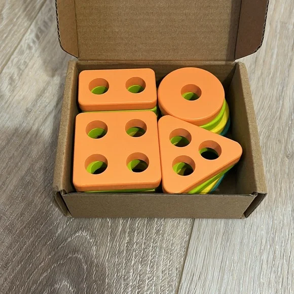 Lovevery Sort & Stack Peg Puzzle - Picture 2 of 4